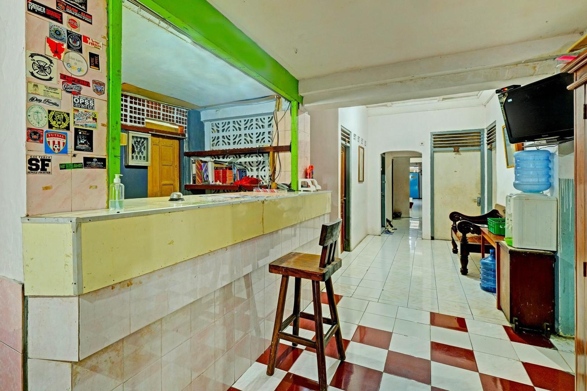 Spot On 91915 Homestay Superman ยอกยาการ์ตา ภายนอก รูปภาพ
