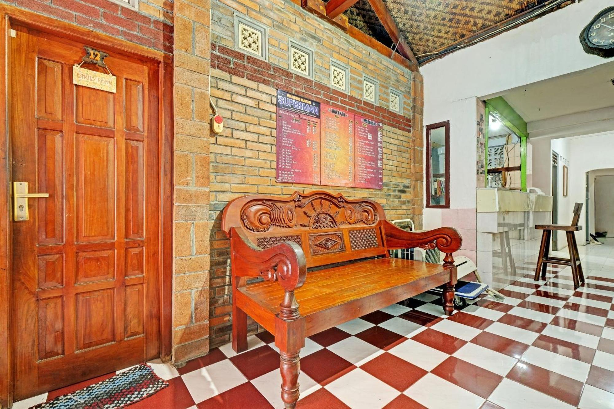 Spot On 91915 Homestay Superman ยอกยาการ์ตา ภายนอก รูปภาพ