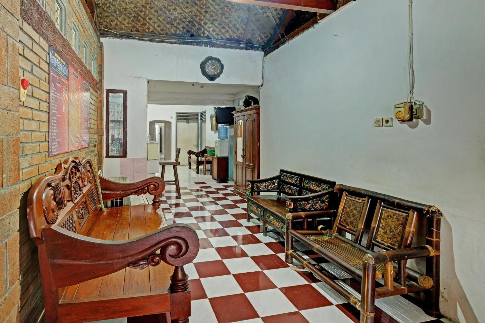 Spot On 91915 Homestay Superman ยอกยาการ์ตา ภายนอก รูปภาพ
