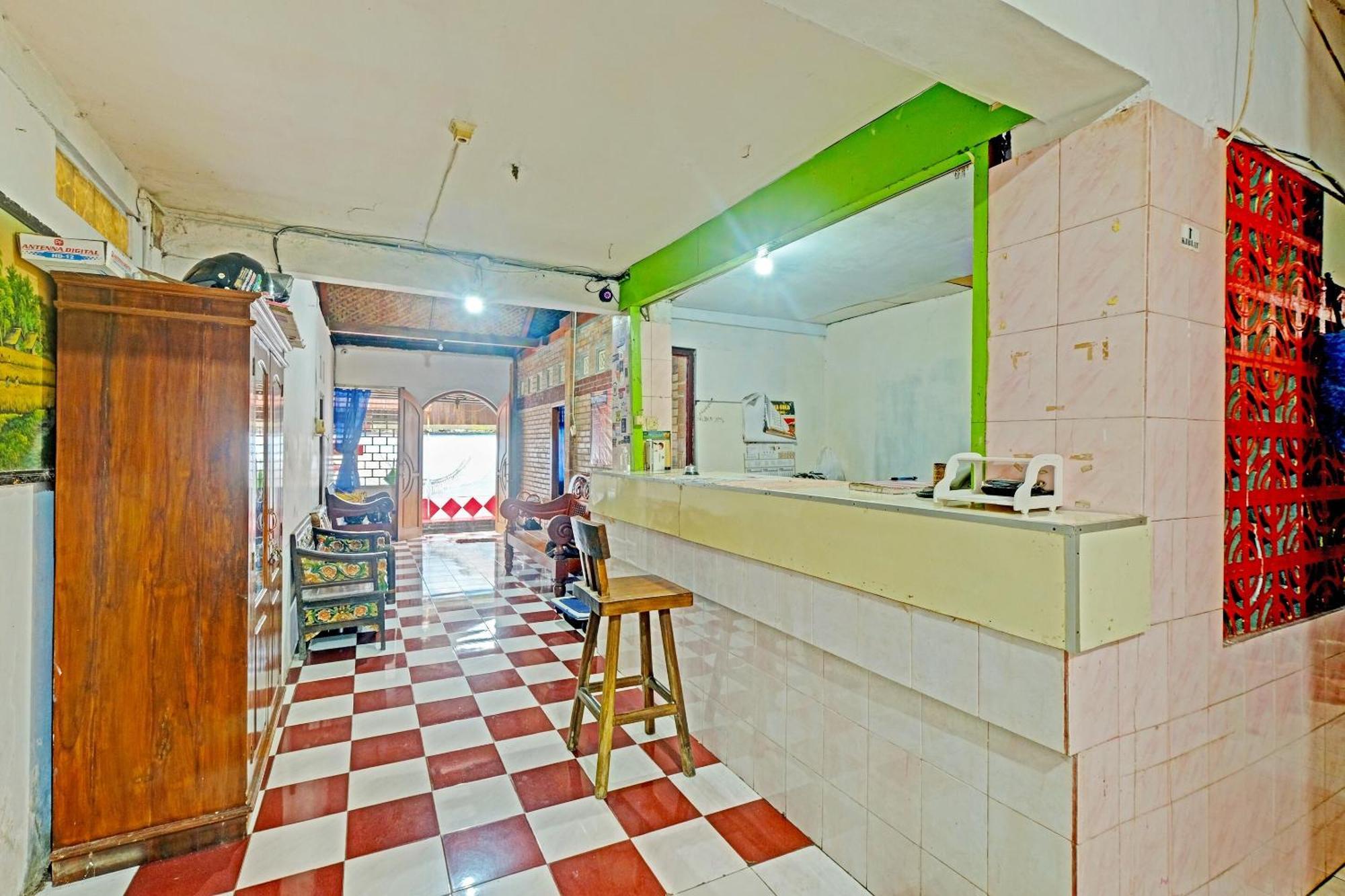 Spot On 91915 Homestay Superman ยอกยาการ์ตา ภายนอก รูปภาพ